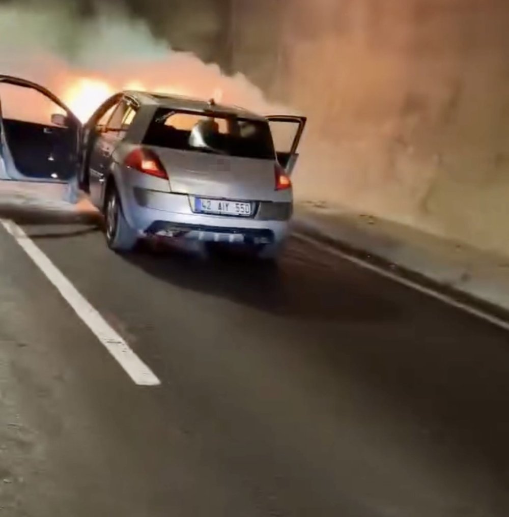 Demirkapı Tüneli’nde alev alan otomobil kullanılamaz hale geldi