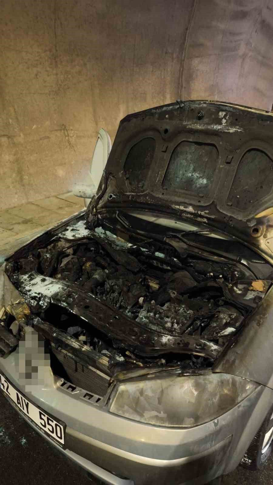 Demirkapı Tüneli’nde alev alan otomobil kullanılamaz hale geldi