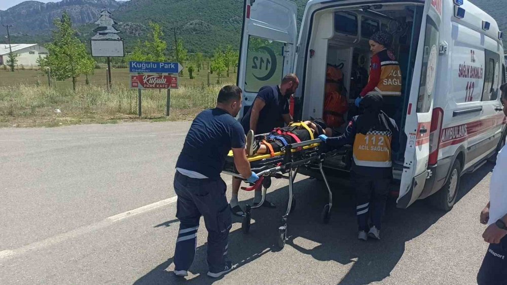 Konya’da motosiklet virajı alamadı: 2 yaralı