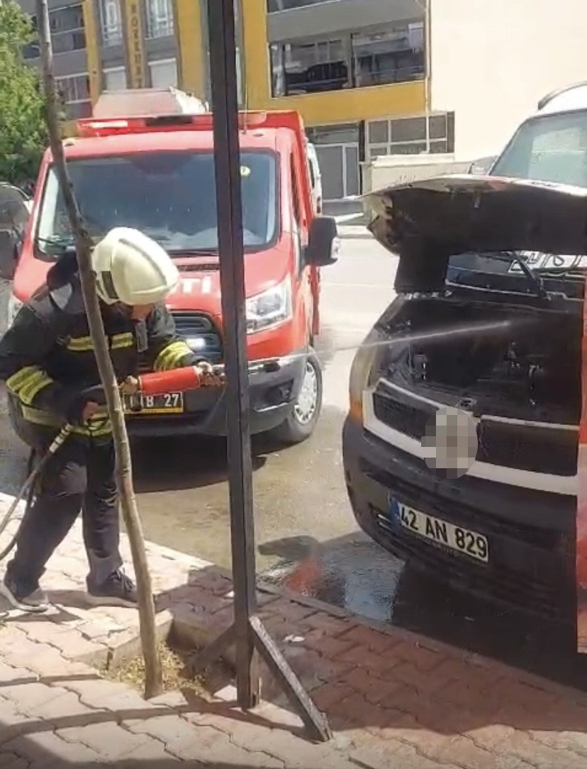 Konya'da park halindeki minibüste yangın çıktı