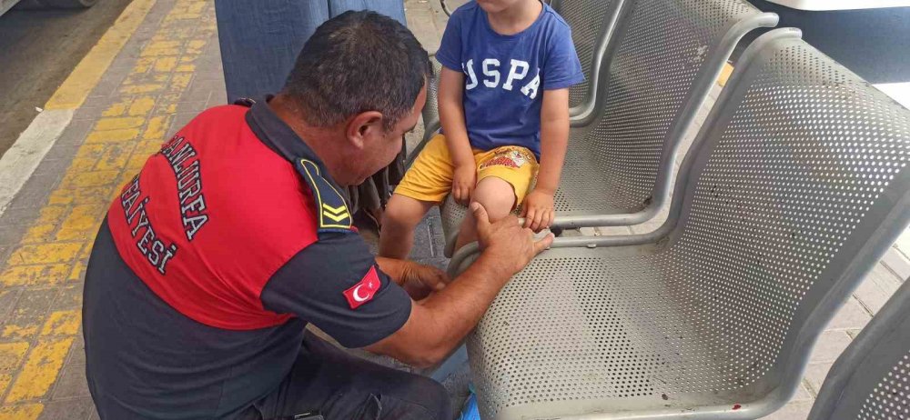 Otobüs beklerken 5 yaşındaki hayatının şokunu yaşadı.