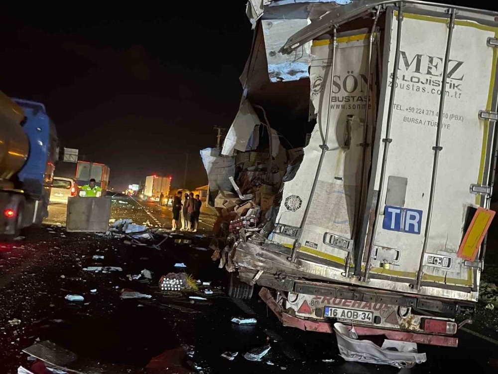 Faciadan dönüldü... Yolcu otobüsü tıra çarptı, 12 kişi yaralandı