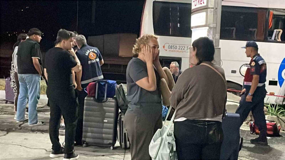 Faciadan dönüldü... Yolcu otobüsü tıra çarptı, 12 kişi yaralandı