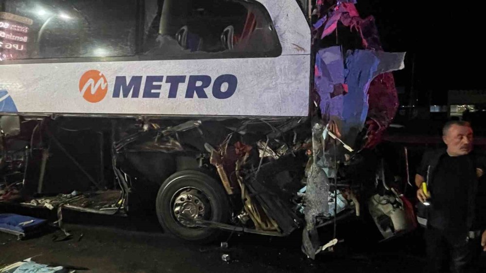 Faciadan dönüldü... Yolcu otobüsü tıra çarptı, 12 kişi yaralandı