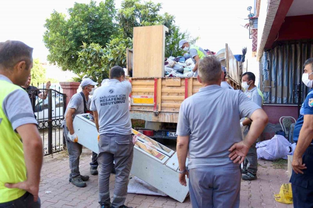 2 ayrı evden 8 kamyon dolusu çöp çıktı