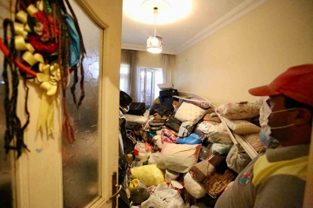 2 ayrı evden 8 kamyon dolusu çöp çıktı