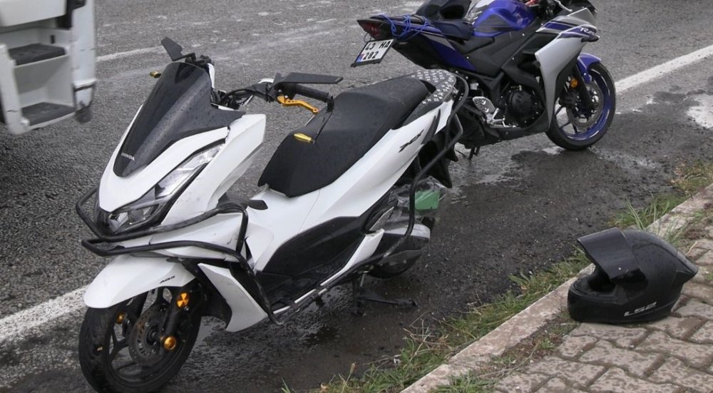 Motosiklet ile otomobil çarpıştı