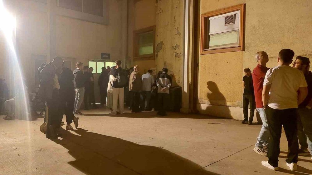 Otomobil ile motosiklet kafa kafaya çarpıştı