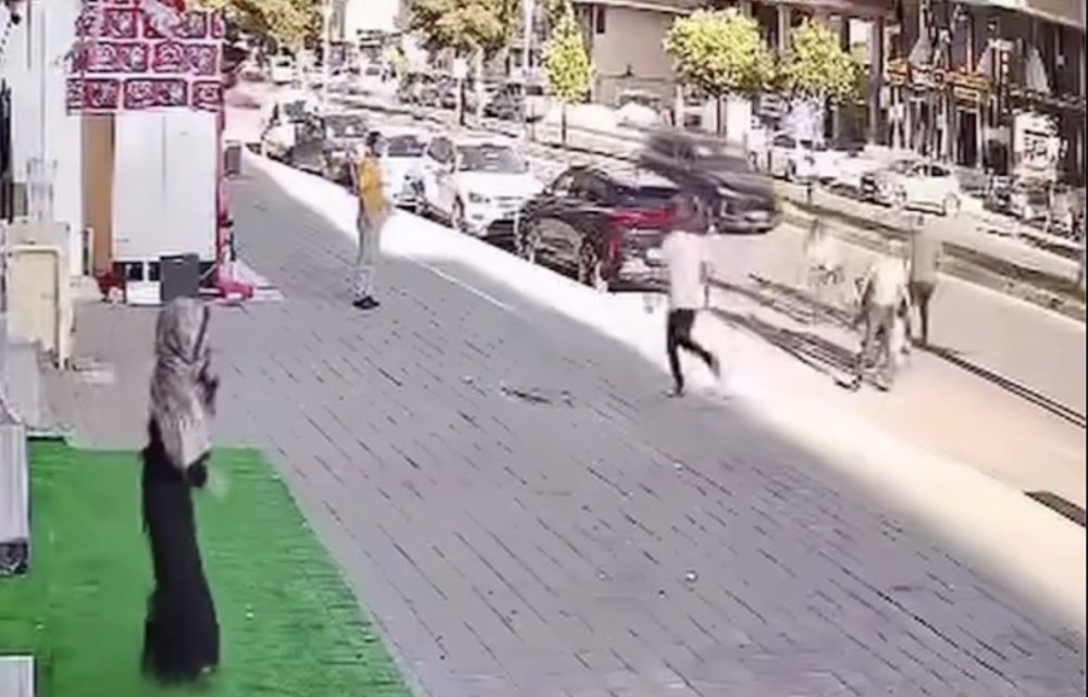 Bıçaklı kavgadan kaçarken minibüsün altında kalıp öldü