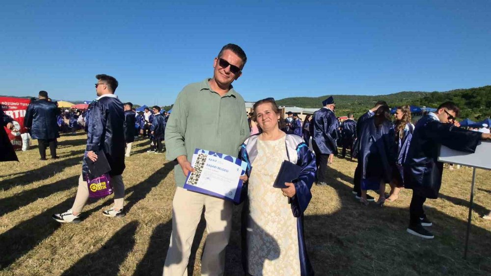 59 yaşındaki Hatice Gülbezer birincilikle üniversiteyi bitirdi