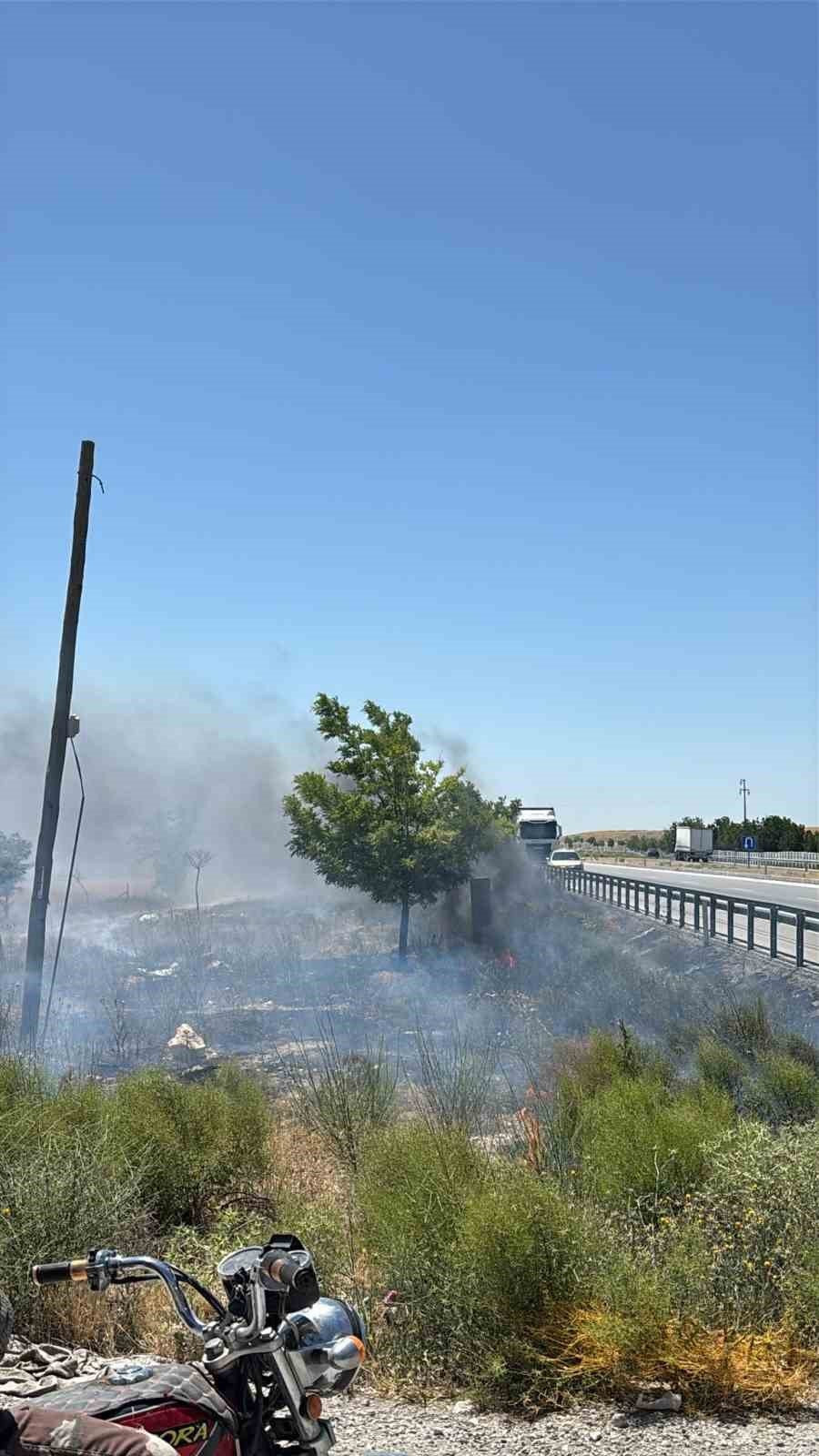 Konya'da canlı tavuk dolu tırda yangın paniği!