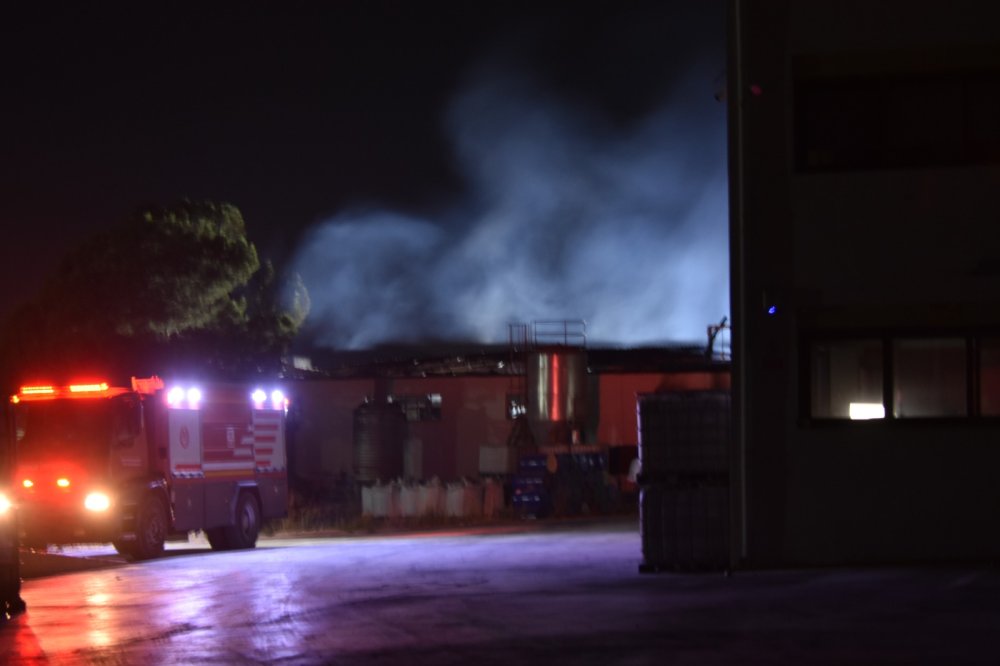 Kimya fabrikasında korkutan yangın