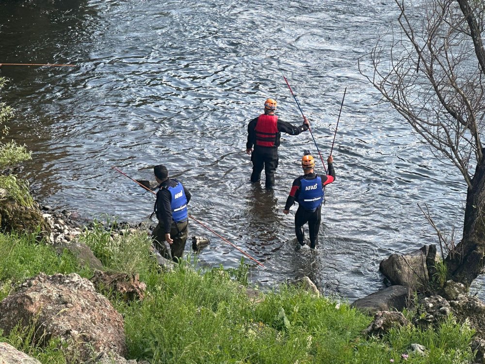 Kura Nehri'ne 2 kişiden 1'i boğuldu, 1'i kayıp