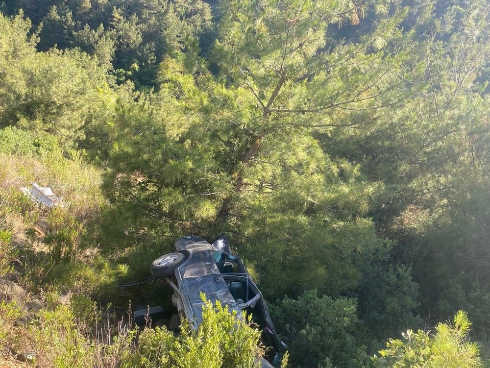 Otomobil uçurumdan uçtu: 1 ölü, 2 yaralı