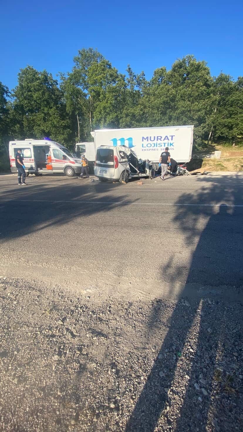 Park halindeki kamyona çarpan araçtaki 2 kişi öldü