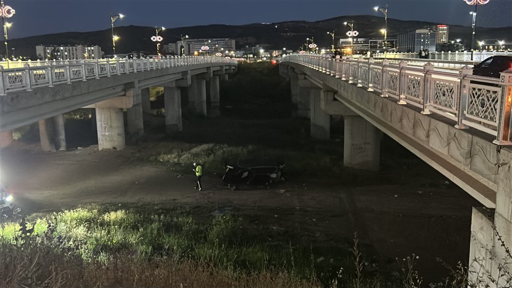 Sivas'ta otomobil, Kızılırmak'taki köprüden düştü; 2 yaralı