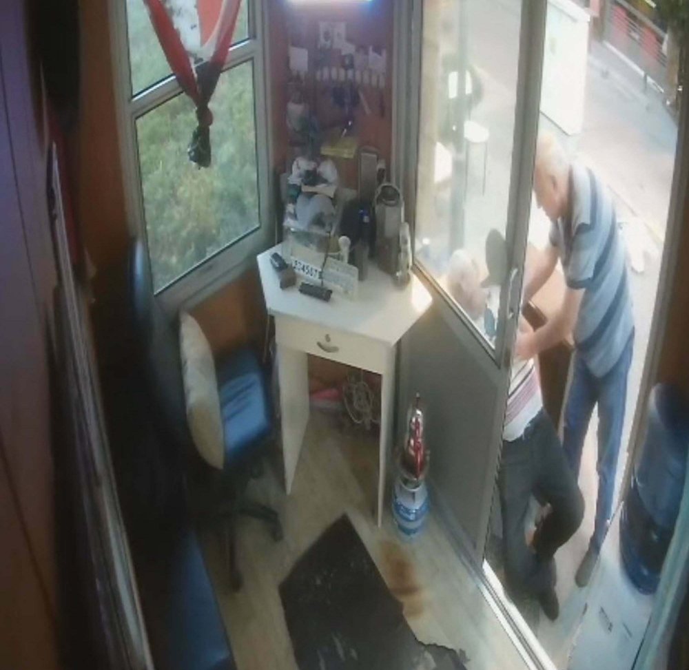 Taksi durağında peş peşe kalp krizi geçiren 2 kişi öldü