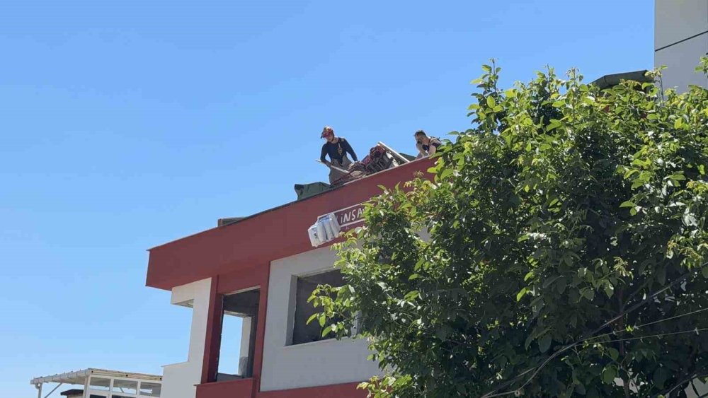 Akıma kapılan işçi inşaattan düştü