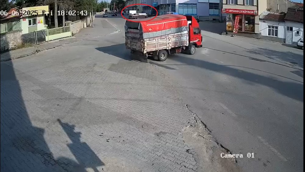 Konya'da kamyonet kasası kapağı genç kızı hayattan kopardı