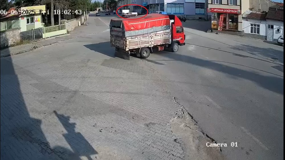 Konya'da kamyonet kasası kapağı genç kızı hayattan kopardı