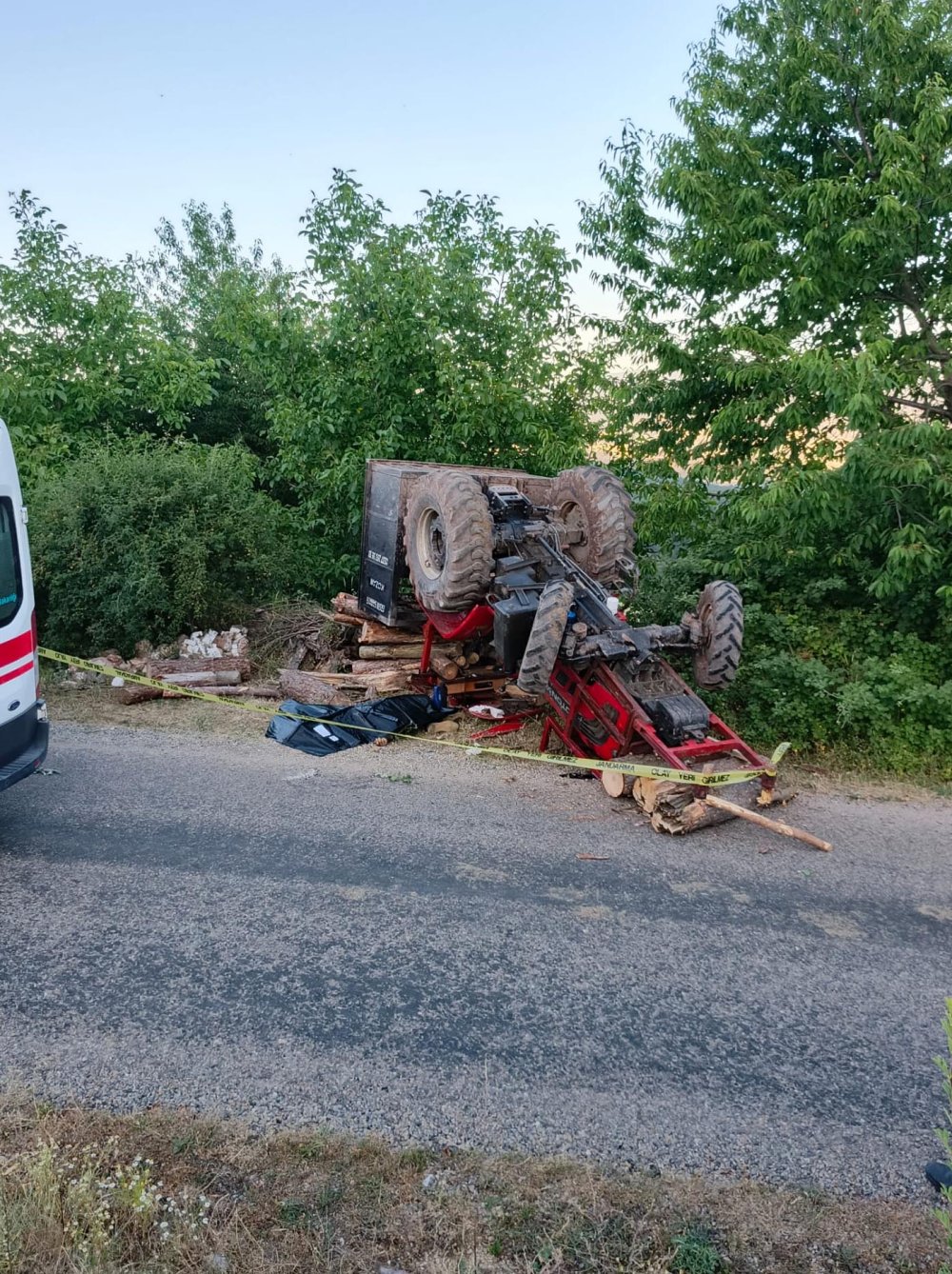 Traktör devrildi; 1 ölü