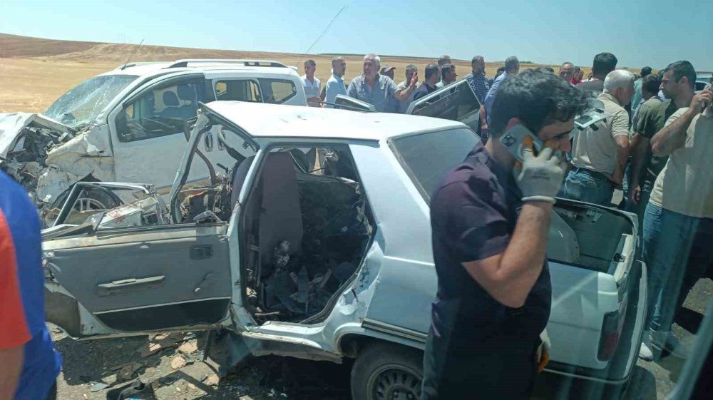 Otomobil ile hafif ticari araç kafa kafaya çarpış: 3 ölü, 2 yaralı