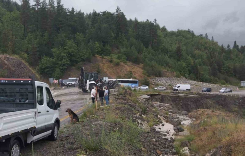 Kuvvetli sağanak karayolunu ulaşıma kapattı