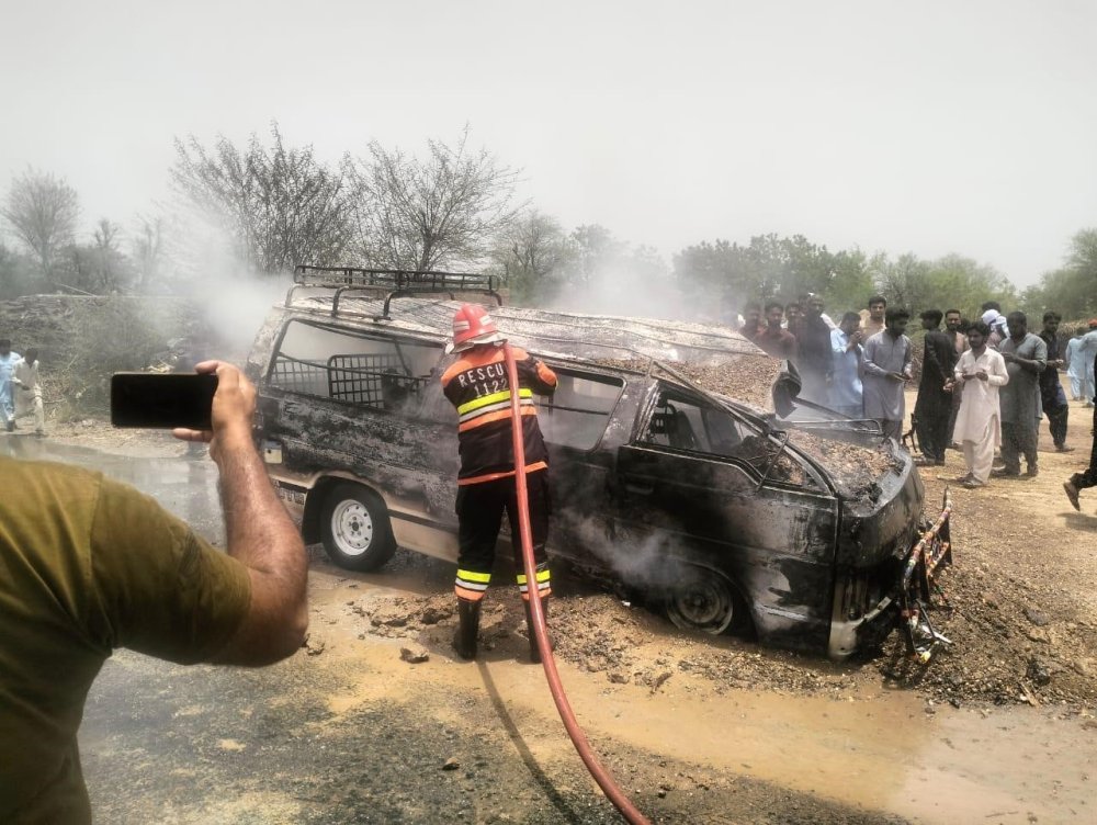 Öğrenci servisi alev aldı: 1 ölü, 10 yaralı