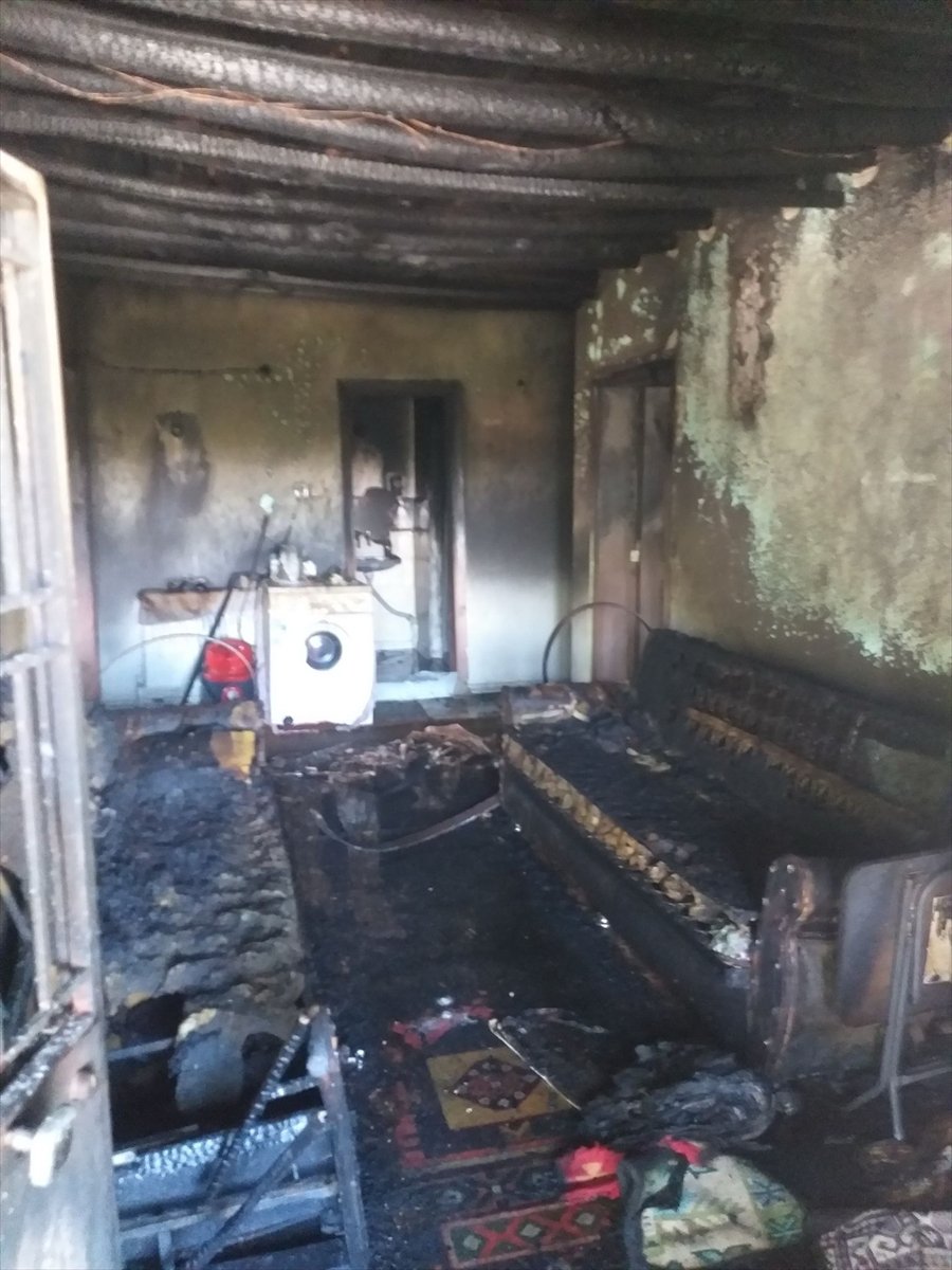 aksehirde-yanan-ev-kullanilamaz-hale-geldi.jpg