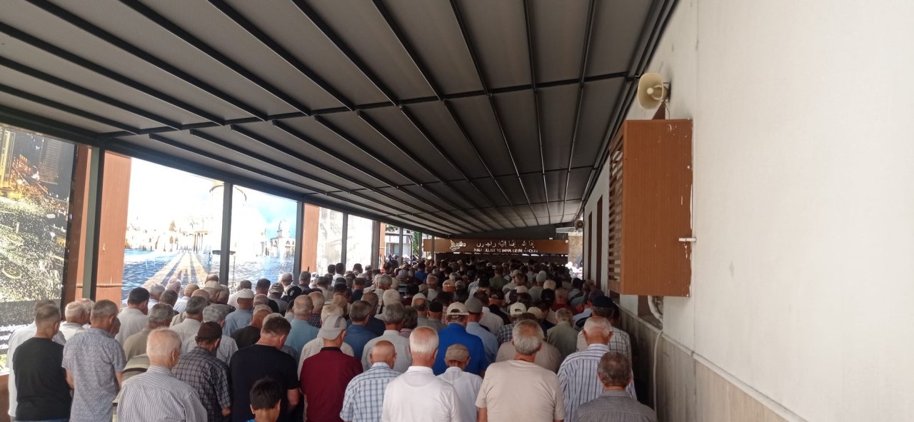 sokak-ortasinda-oldurulen-baba-ve-oglu-defnedildi-1.jpg
