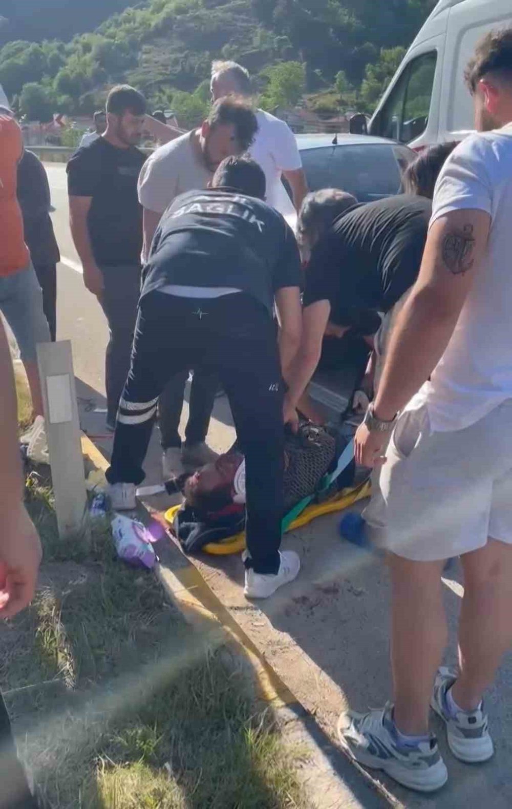 Otomobilin çarptığı motosikletli yola savruldu