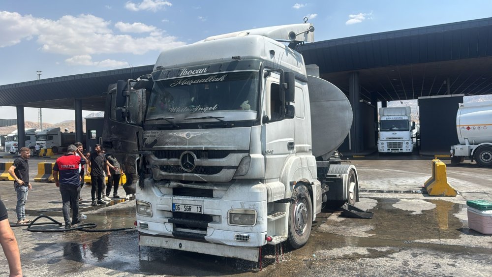 Akaryakıt yüklü tanker, alev alev yandı