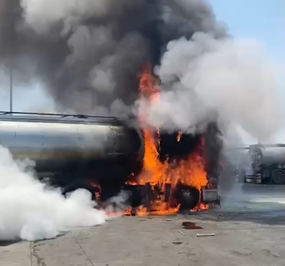 Akaryakıt yüklü tanker, alev alev yandı