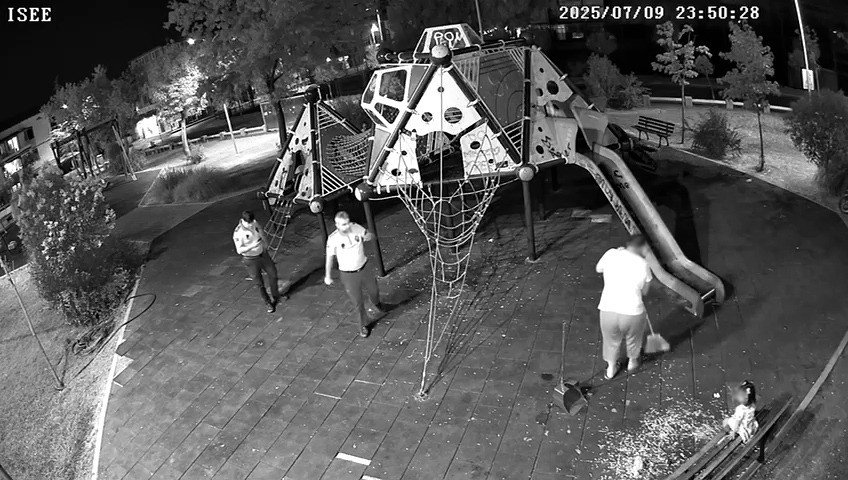 Zabıta vatandaşlara yerleri temizletti