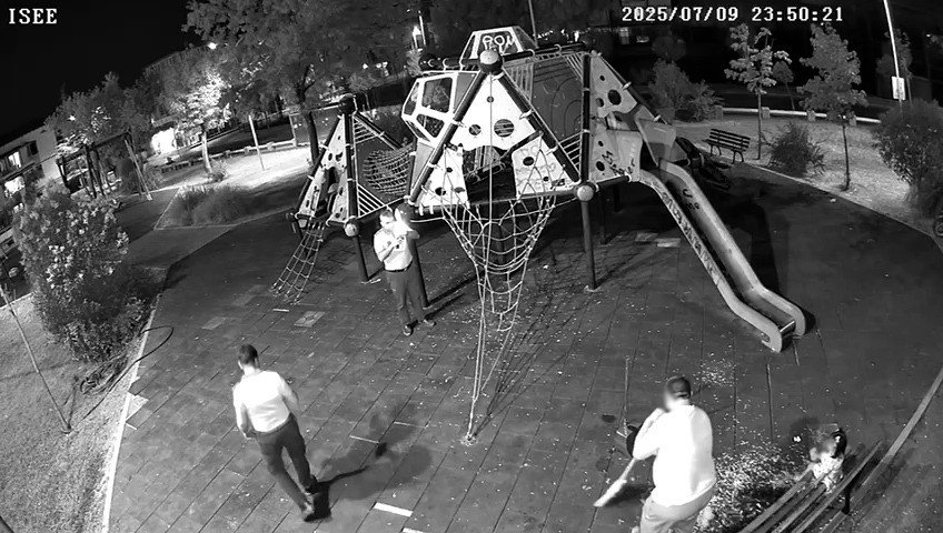 Zabıta vatandaşlara yerleri temizletti