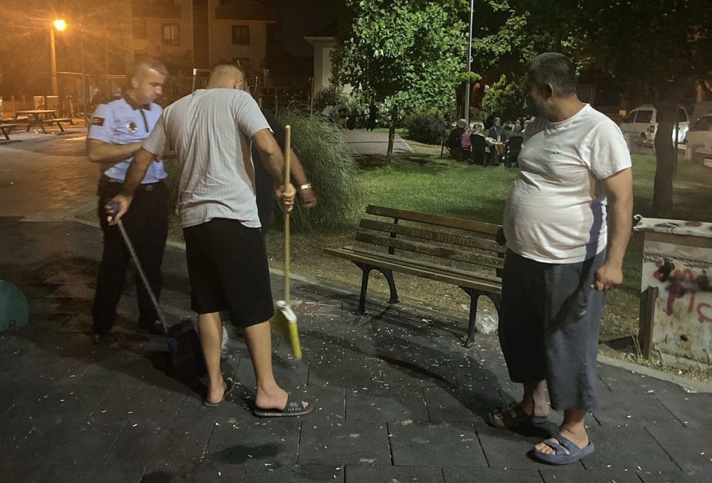Zabıta vatandaşlara yerleri temizletti