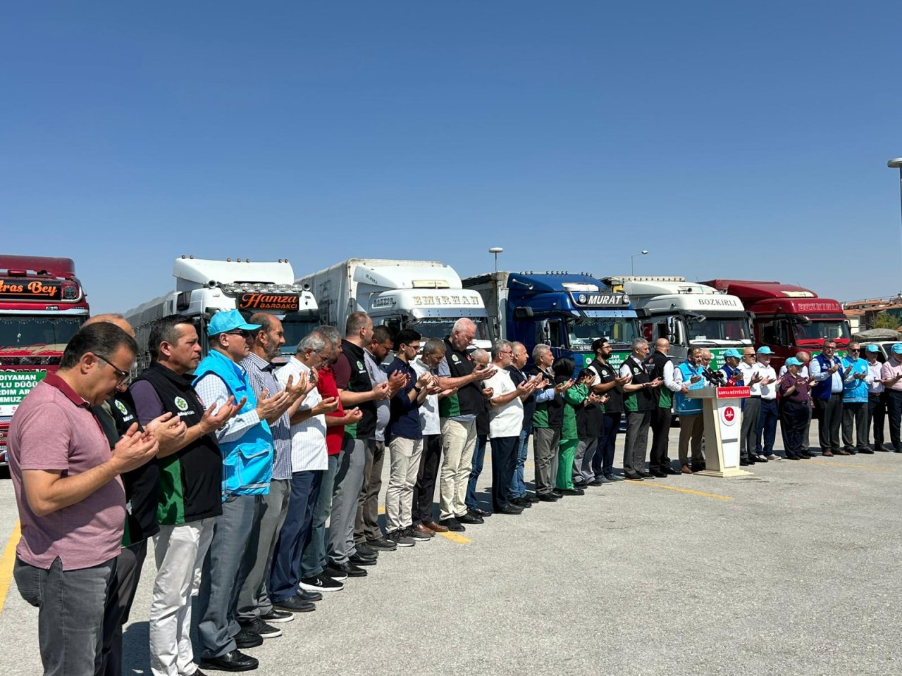 konyadan-yola-cikan-tirlar-dualarla-ugurlandi-2.jpeg