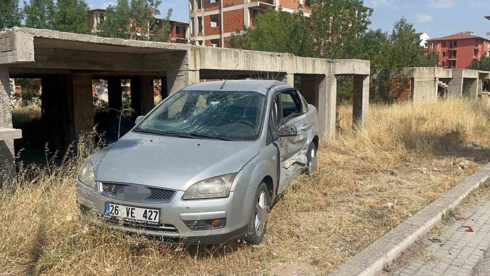 Kazayı inceleyen polisin aracına kontrolden çıkan otomobil çarptı: 1’i polis 3 yaralı