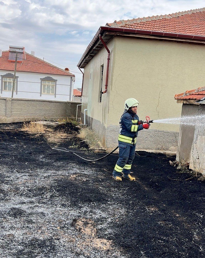 Konya'da evin bahçesinde yangın