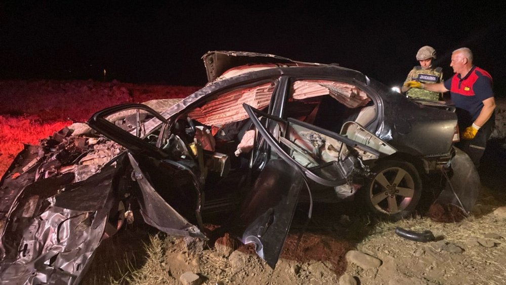 Otomobil yol kenarına devrildi: 2 ölü, 3 yaralı