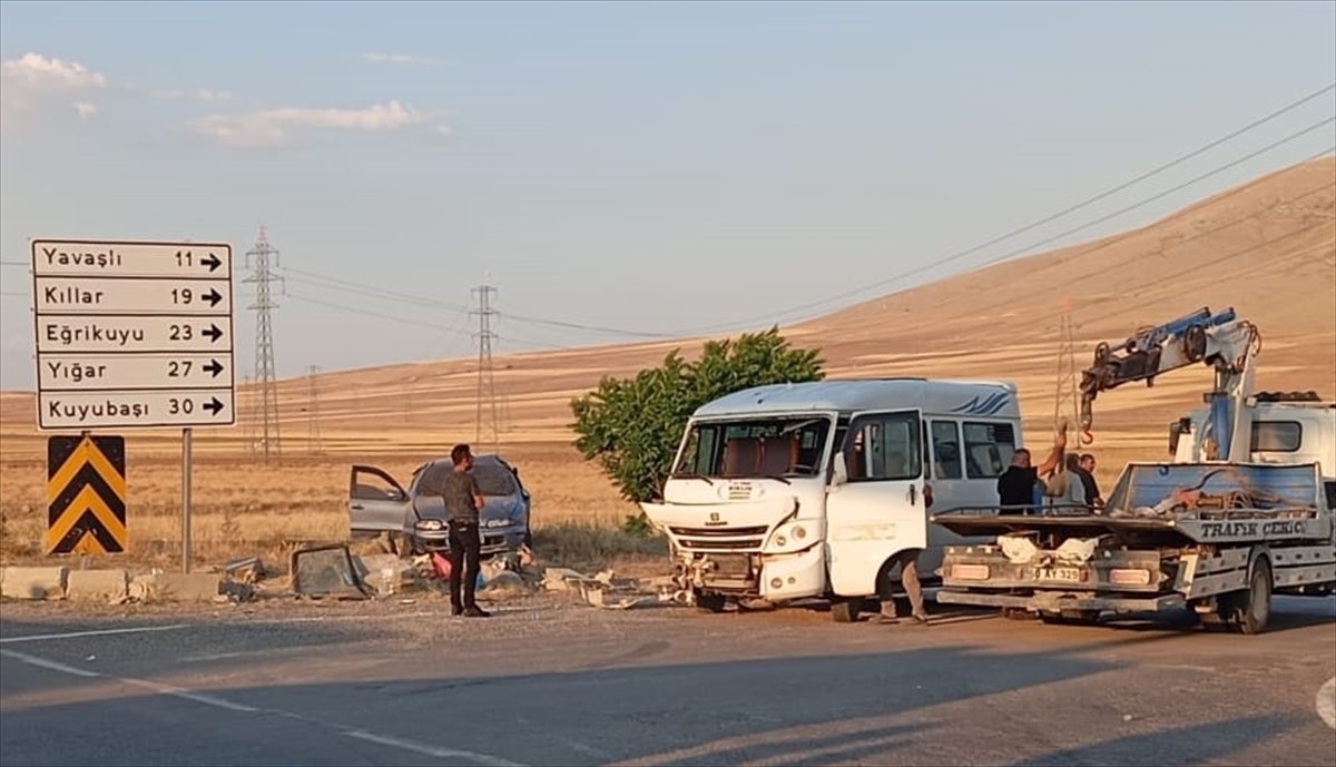 konyada-tarim-iscilerini-tasiyan-minibus-ile-otomobilin-carpismasi-sonucu-16-kisi-yaralandi-1.jpg