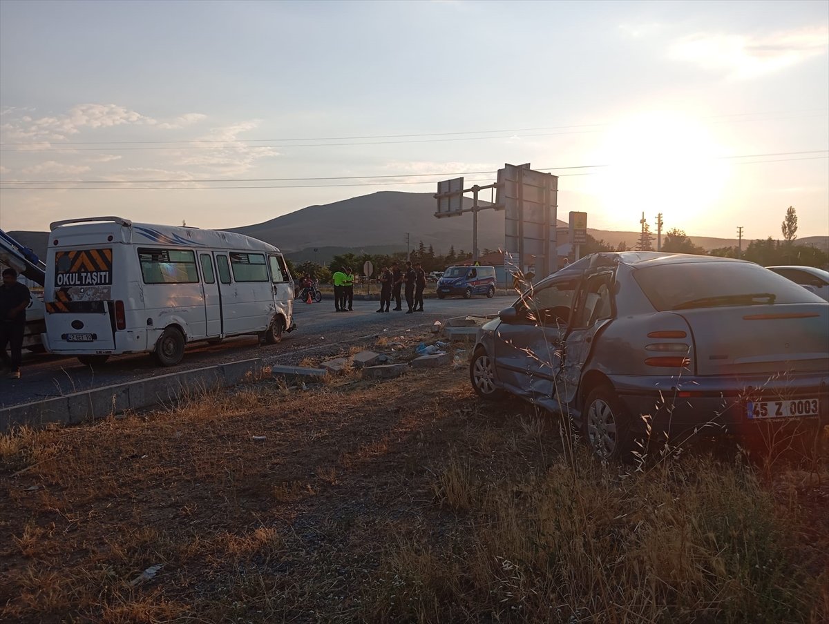 konyada-tarim-iscilerini-tasiyan-minibus-ile-otomobilin-carpismasi-sonucu-16-kisi-yaralandi-2.jpg