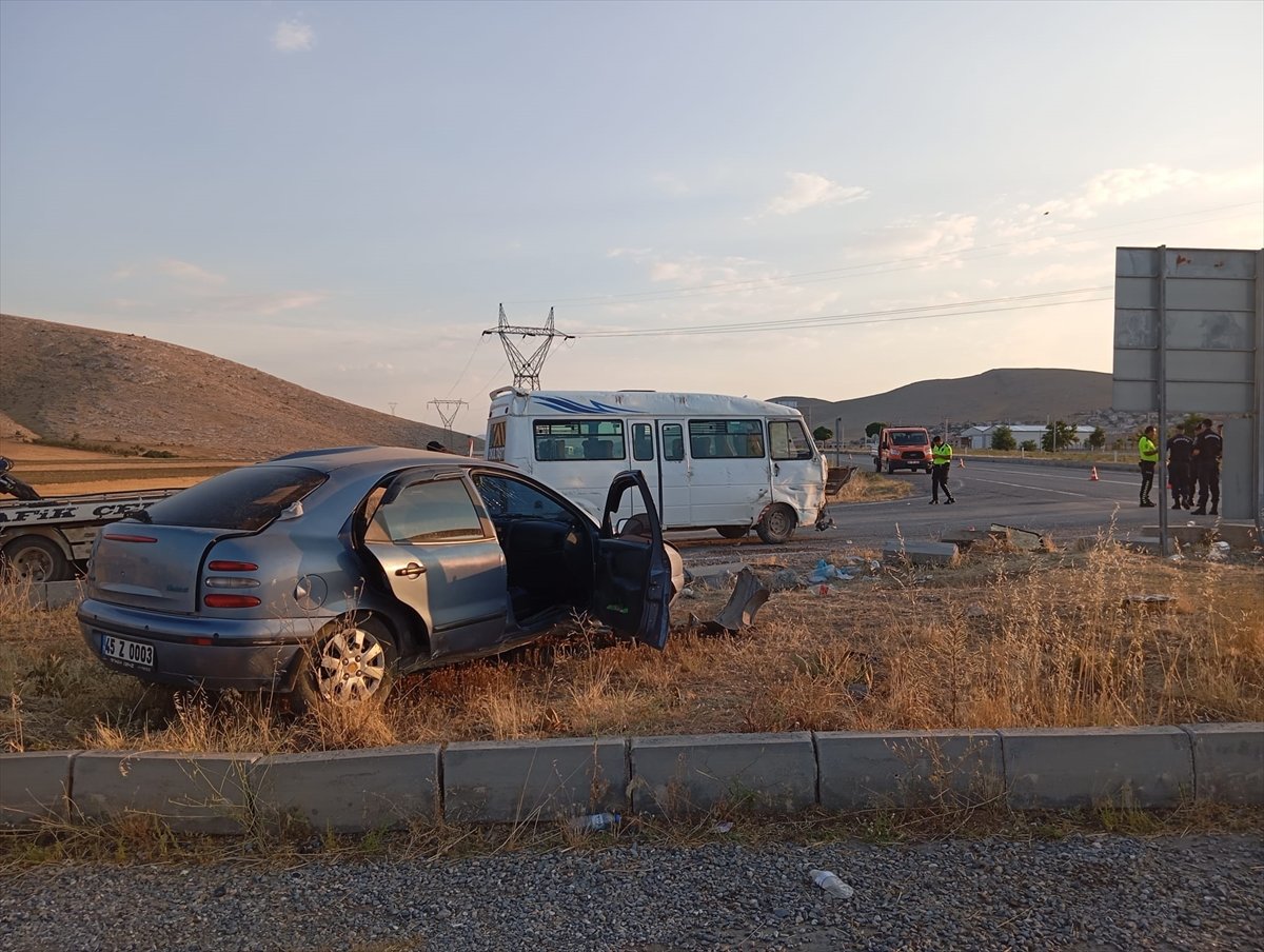 konyada-tarim-iscilerini-tasiyan-minibus-ile-otomobilin-carpismasi-sonucu-16-kisi-yaralandi-3.jpg