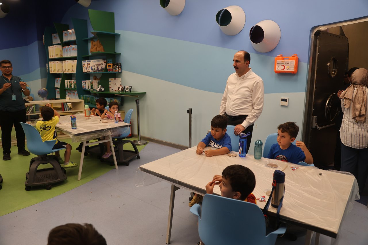 baskan-altay-konya-bilim-merkezinin-yaz-bilim-kamplarina-katilan-cocuklarla-bulustu-3.jpg