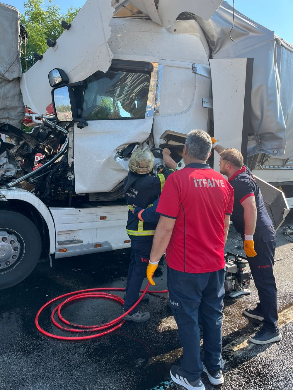 2 TIR ve 3 otomobil, zincirleme kazaya karıştı; 1 ölü