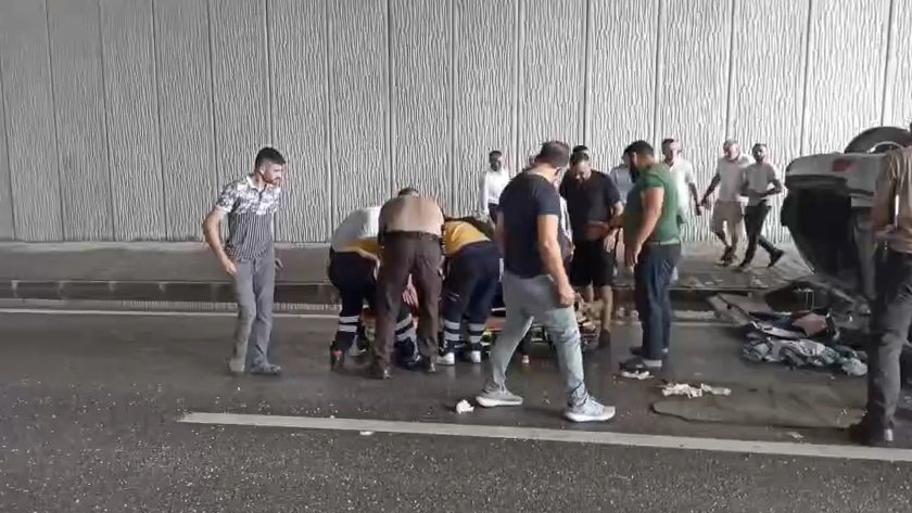 Karşı yöne geçen otomobil, TIR'a çarptı; 3 ölü, 5 yaralı