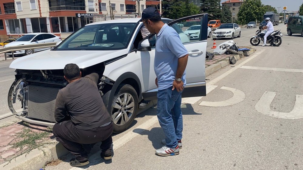 Konya'da beton mikseriyle temas eden araç refüje savruldu
