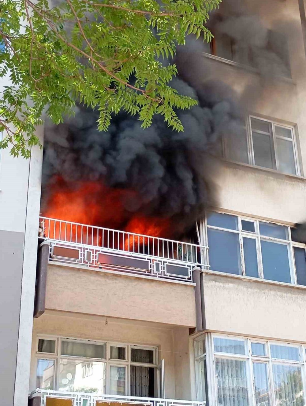 Konya’da merkezde 5 katlı apartmanda yangın!