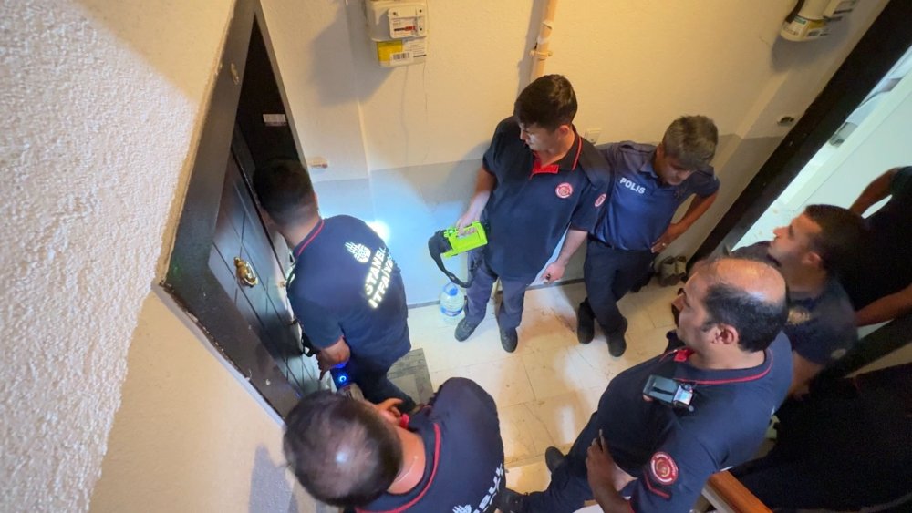 Tek başına yaşayan öğretmen evinde ölü bulundu