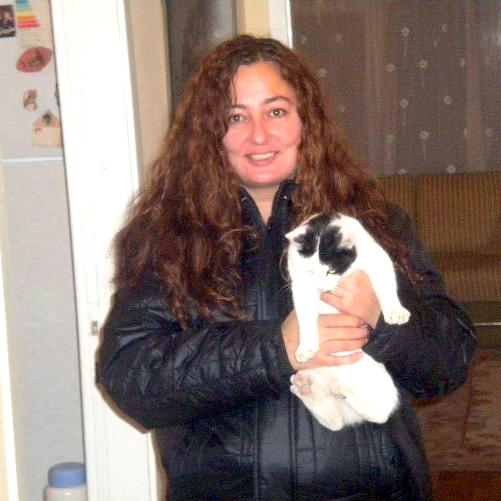 Tek başına yaşayan öğretmen evinde ölü bulundu